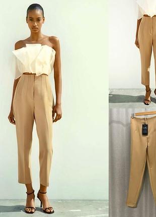 Брюки і бежевому колярі