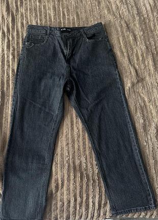 Чорні прямі джинси