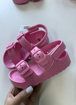 Легенькі босоніжки