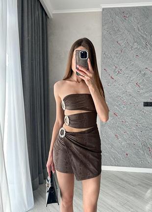 Коричнева сукня з камінням