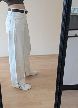 Белые джинсы с подворотом в виде zara