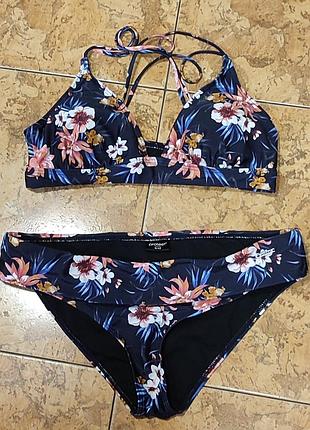 Protest неймовірний та спокусливий купальник в квітковий принт роз.42