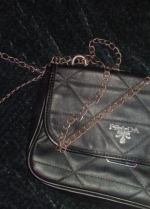 Сумочка бренду prada🐈‍⬛😍
гарна, стильна.  на цепочці.