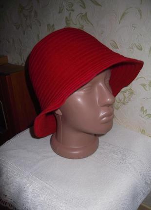 Красивая шляпка красно-алая италия