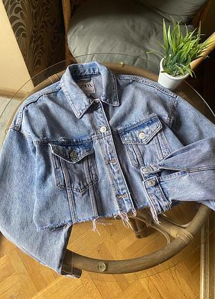 Джинсова куртка укорочена zara з потертостями