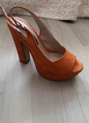 Вишукані італійські туфлі на платформі.