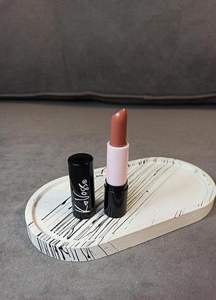 Классическая нюдовая помада kvossnyc lip luxe luxurious lipstick в оттенке gramercy