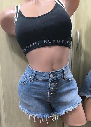 Женские джинсовые  шорты с бахромой.