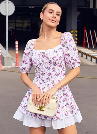 Короткое платье летнее белое с цветочным принтом и двойной юбкой
