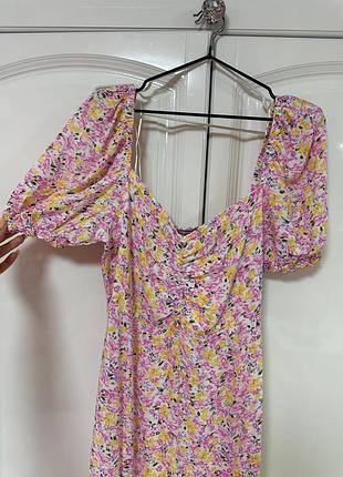 Яскрава літня сукня з вирізом💞