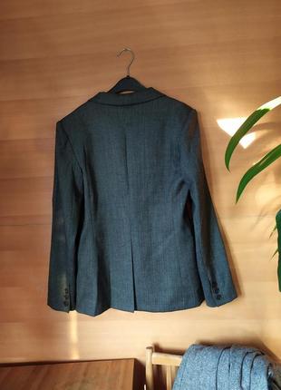 Серый шерстяной жакет в мелкую елку moschino jeans с шелковой подкладкой малиновой3 фото