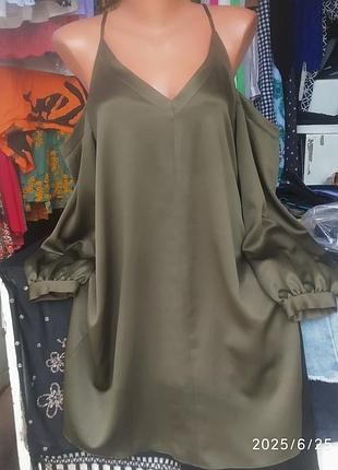 Платье атласное с открытыми плечами