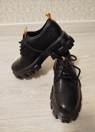 Туфлі жіночі. підліткові