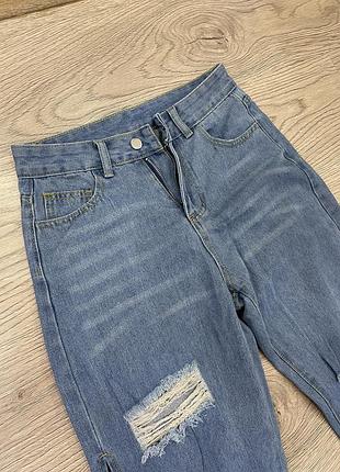 Жіночі стильні джинси з розрізами на бедрах