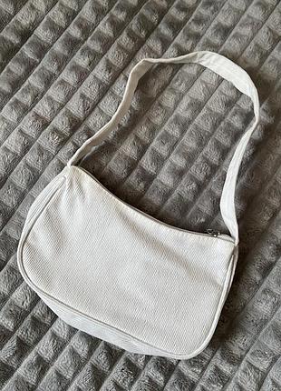 Біла мінімалістична сумка-багет на блискавці