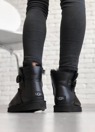 Теплые угги мини женские ugg australia mini с пуговкой черные6 фото