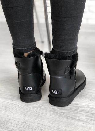 Теплые угги мини женские ugg australia mini с пуговкой черные9 фото