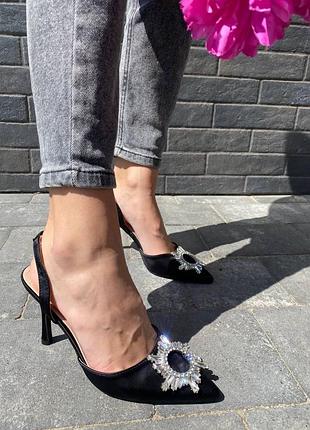 Чорні туфлі на каблуку атласні туфлі на підборах з брошкою туфлі чорні з камінчиками на шпильці