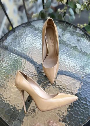 Бежеві шкіряні туфлі на шпильці 39 розміру