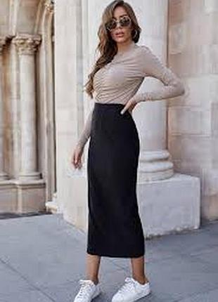 Облягаюча спідниця ,довга, з розрізом збоку.