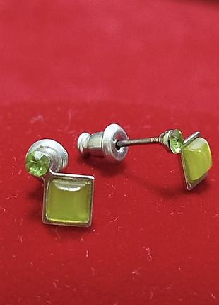 Сережки пуссети з зеленим улекситом та  фіанітом.