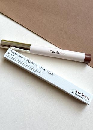 Стік тіні above weightless eyeshadow stick від rare beauty відтінок growth
