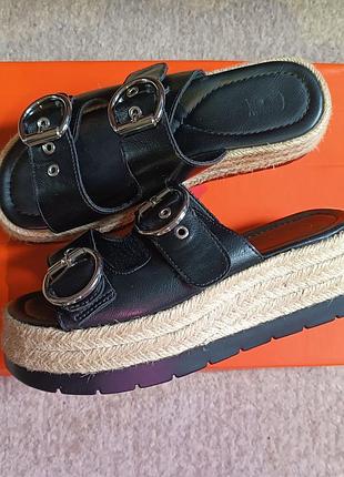 Шльопанці літні на платформі з ремешками