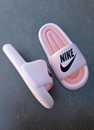 Nike air foam slide
• pink •