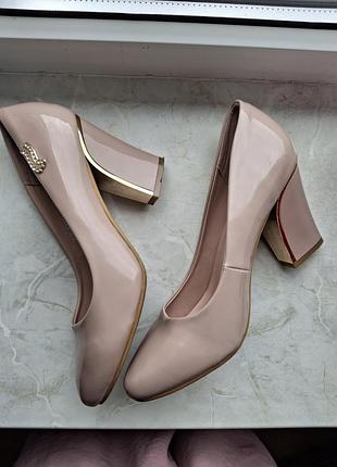 Туфли женские кожаные бежевый цвет 
новое состояние