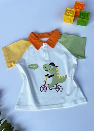 Дитяча футболка з динозавром на велосипеді кольорова з комірцем для хлопчика