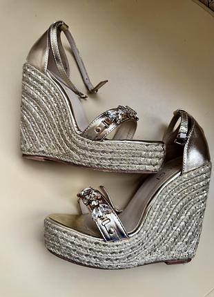 Босоніжки gucci золотого кольору з камінням