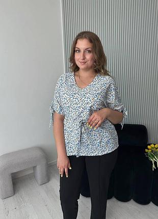 Блуза в цветочный принт с завязками на рукавах с поясомз боковыми разрезами