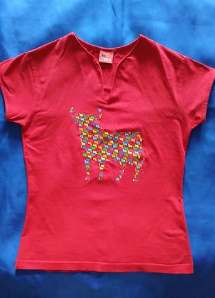 Червона футболка
