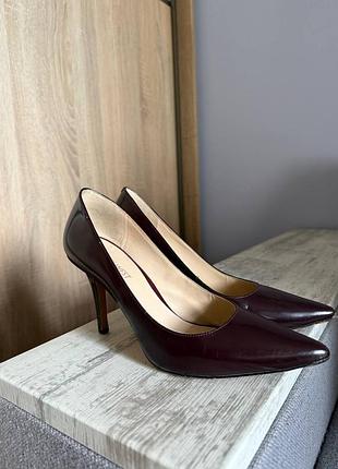 Туфли из глянцевой кожи nine west цвета бордо