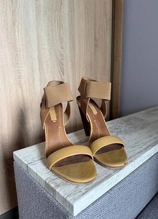 Босоножки bcbgmaxazria из комбинированной кожи беж