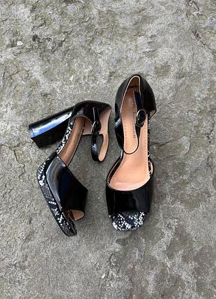 Босоножки лаковые широкий каблук