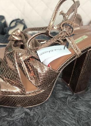 Primark uk6 39p нові бронзові босоніжки