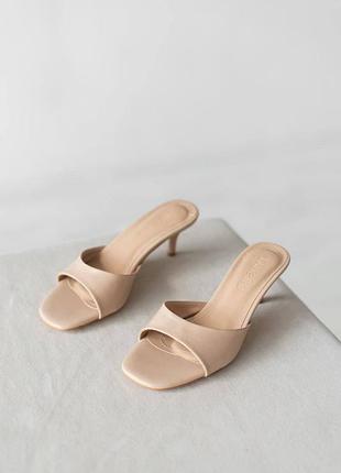 ▪️на маленькому каблуку підборі жіночі бежеві босоніжки мюлі сабо шльопки шкіряні еко шкіра