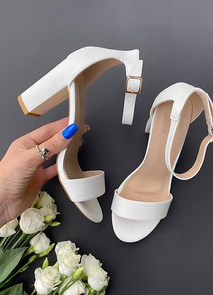 Білі босоніжки на каблуку базові босоніжки білі на підборах світлі босоніжки класичні