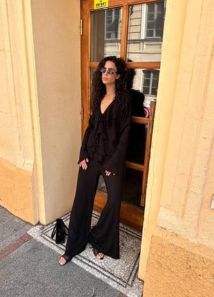 Жіночий літній чорний костюм двійка блузка з рюшами та штани вільного крою