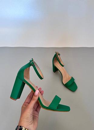 Зелені босоніжки на каблуку базові босоніжки на літо смарагдові босоніжки на підборах босоніжки