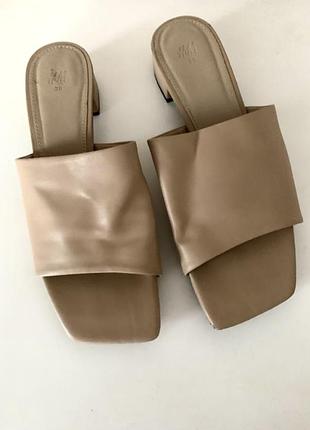 Бежеві шльопанці мюллі