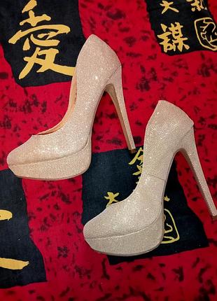 Туфли на платформе и высокой шпильке