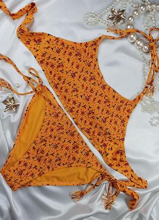 Очаровательный раздельный купальник жатка лиф топ и бикини на завязках в цветочный принт matalan