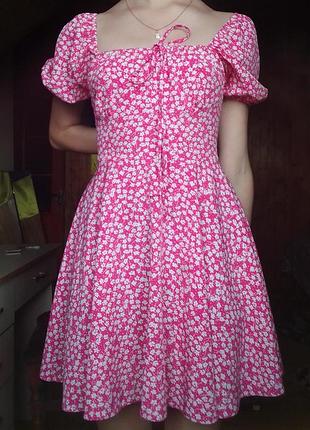 Розовое платье с белыми цветочками