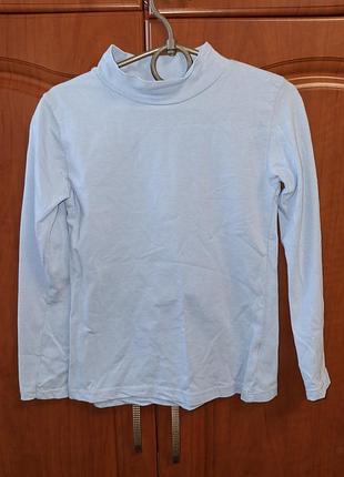 Водолазка голубого кольору.