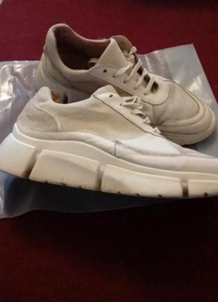 Шикарные кожаные кроссовки на 37 размер на платформе