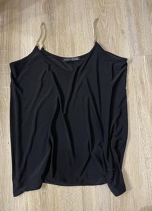 Чорна майка на золотистих ланцюжках