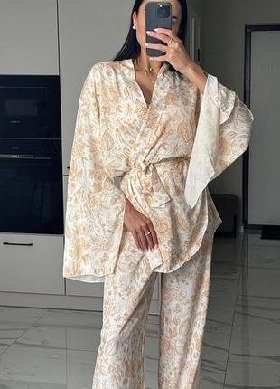 Красивий костюм кімоно