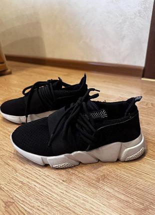 Кросівки з білою підошвою